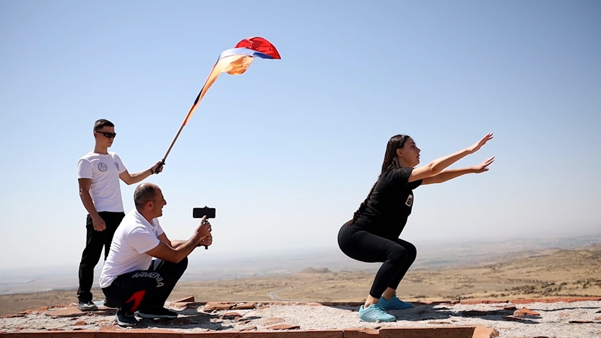 Mari Davtyan sets squat record at historic fortress
