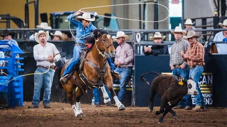 Breakaway roper wins redemption round with legendary 1.29-second run