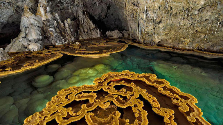O lago Castrovalva é um dos vários que se encontram dentro da caverna de Lechuguilla