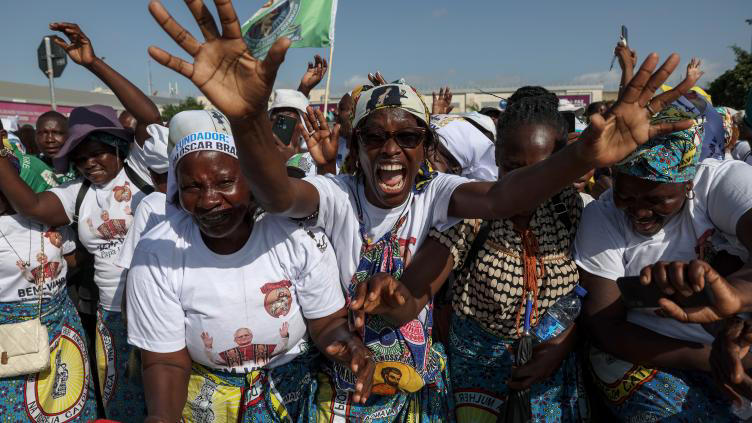 Chacun voit midi à sa porte: Après le passage du Pape Léon au Cameroun, demandant diplomatiquement aux Camerounais de se débarrasser de Biya et son clan, le voilà en Angola depuis hier. Arrivée incontestablement plus joyeux en Angola qu'au Cameroun, en Angola c'est vrai élection présidentielle, contrairement aux tripatouillages de Paul Biya du Cameroun. 3 Vidéos