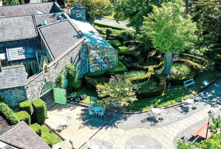 Πωλείται το «χωριό» της Ryanair: Το ιστορικό θέρετρο του Τόνι Ράιαν που ...