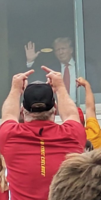 Woman gives Trump double middle finger salute on way to golf club