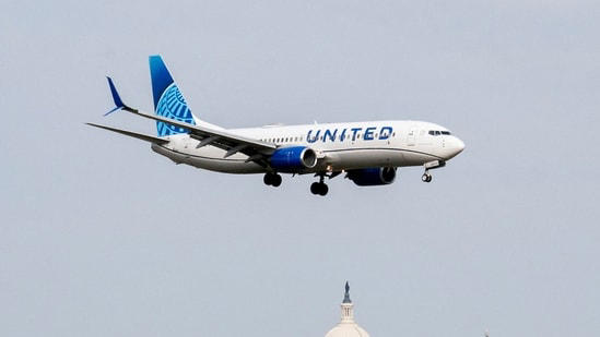 What happened at United Airlines flight from Chicago to New York? ‘Bomb ...
