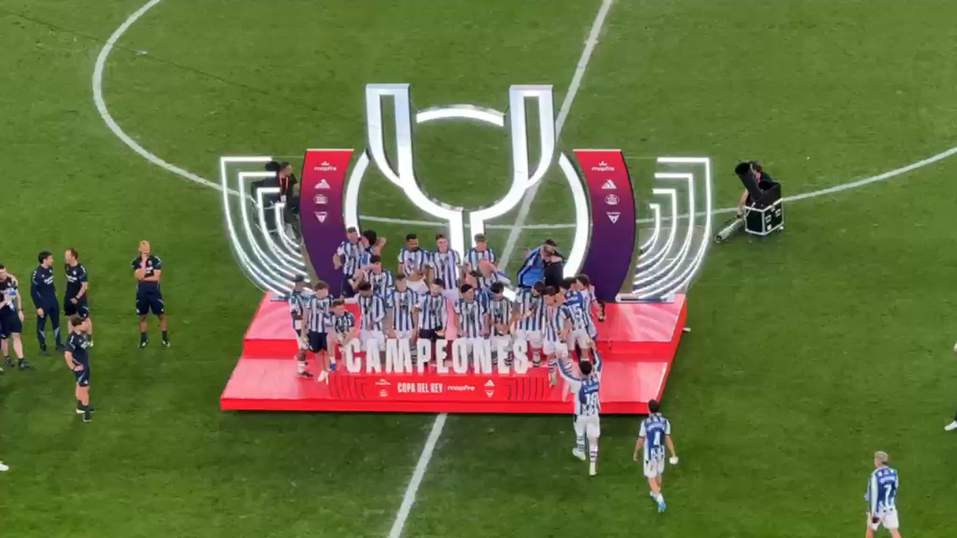 Al cielo con ella: Así levantó Oyarzábal la Copa del Rey en Sevilla