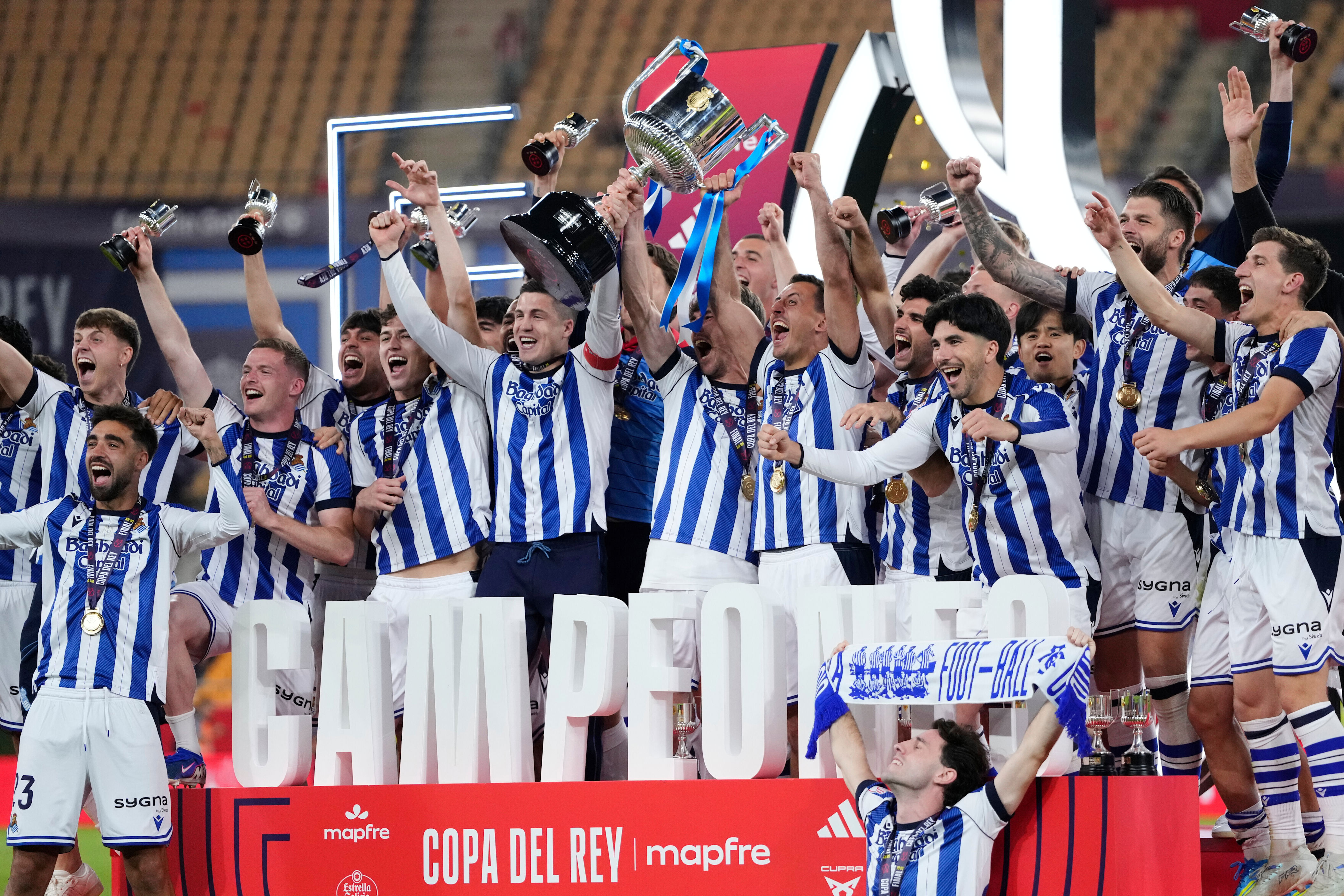 Jugadores de la Real Sociedad festejan con el trofeo tras ganar la final de la Copa del Rey al vencer al Atlético de Madrid el domingo 19 de abril del 2026. (AP Foto/Jose Breton)