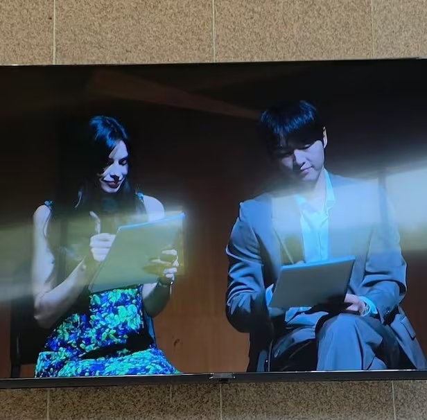 Song Joong Ki và vợ Tây hiếm hoi đứng chung sân khấu