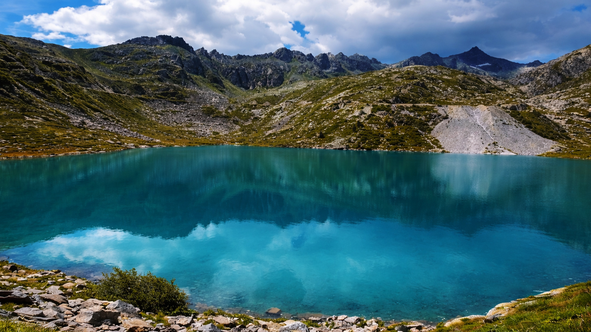 Türkiser Alpensee umgeben von Felsbergen