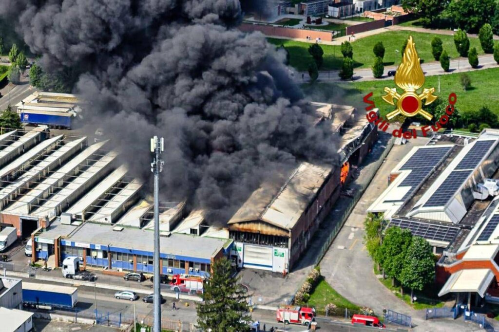 Torino, maxi incendio a Beinasco: evacuate case vicine. Sindaco ...