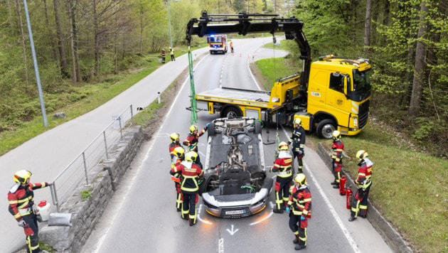 Die Einsatzkräfte mussten das Auto von der Straße heben.