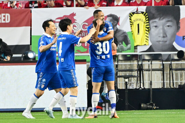 OGFC 상대로 '결승골' 작렬! 산토스가 수원 후배들에게 전하는 진심... 