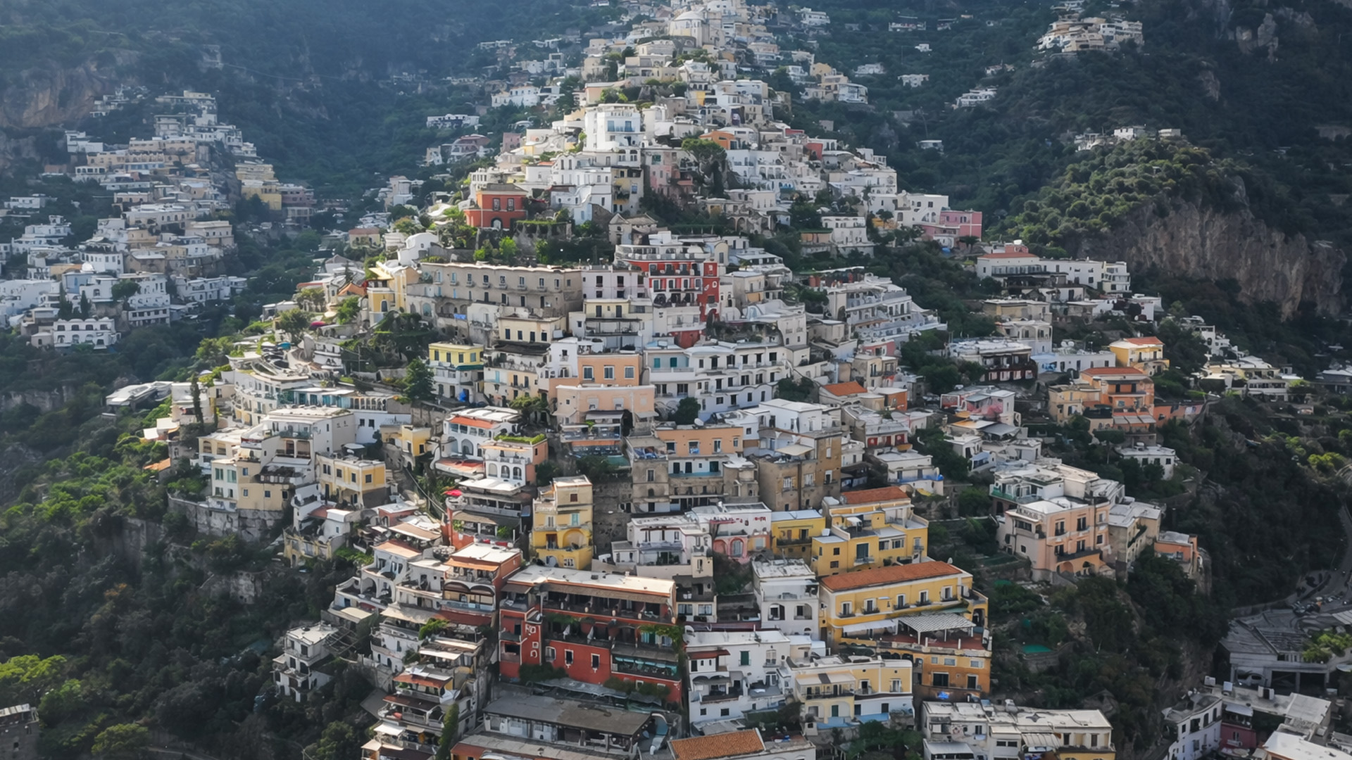 Case colorate in un villaggio arroccato sulla scogliera
