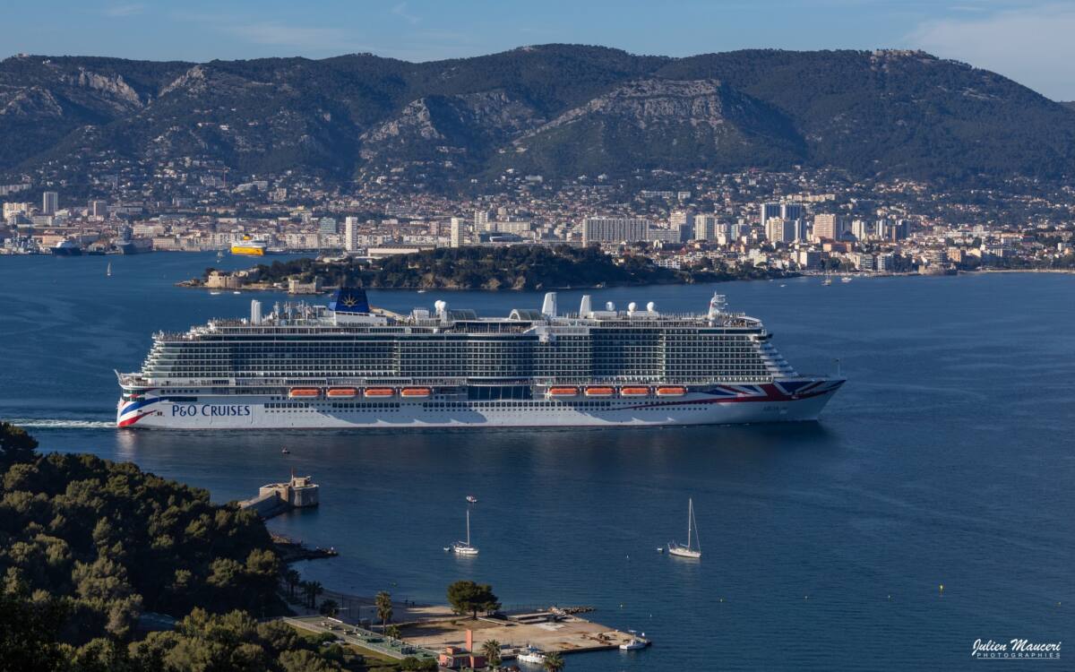 Ce géant des mers a quitté la rade de Toulon après une escale à La ...