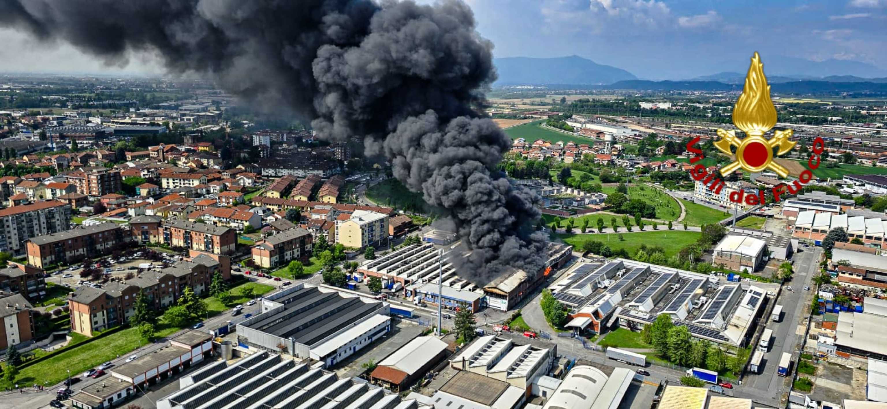 Maxi incendio in un capannone nel Torinese, evacuate alcune case