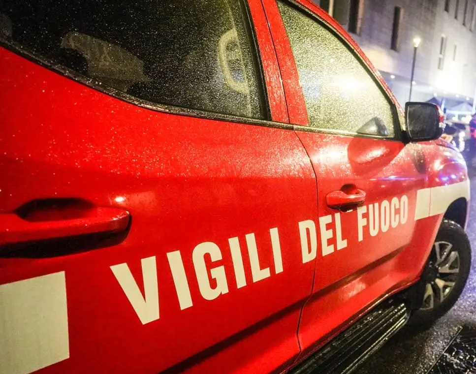 In fiamme uno stabilimento balneare a Marina di Sibari, danneggiata la ...