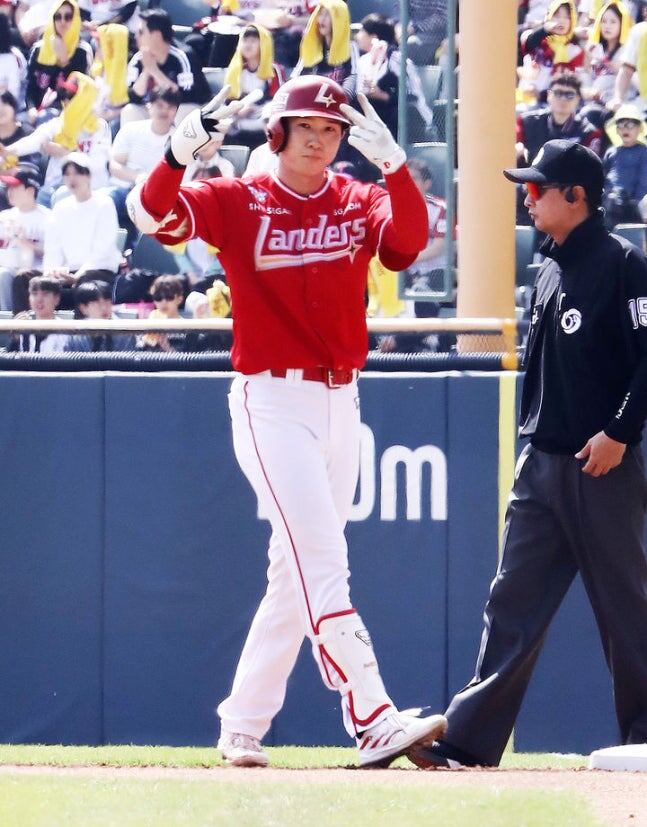 SSG's Park Sung-han ties 1982 season-opening hit streak record