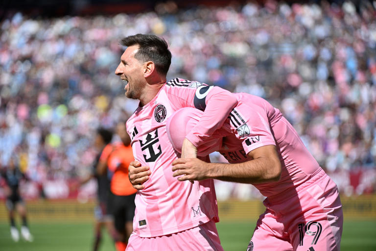 Lionel Messi firma doblete para la victoria de Inter Miami en el debut ...