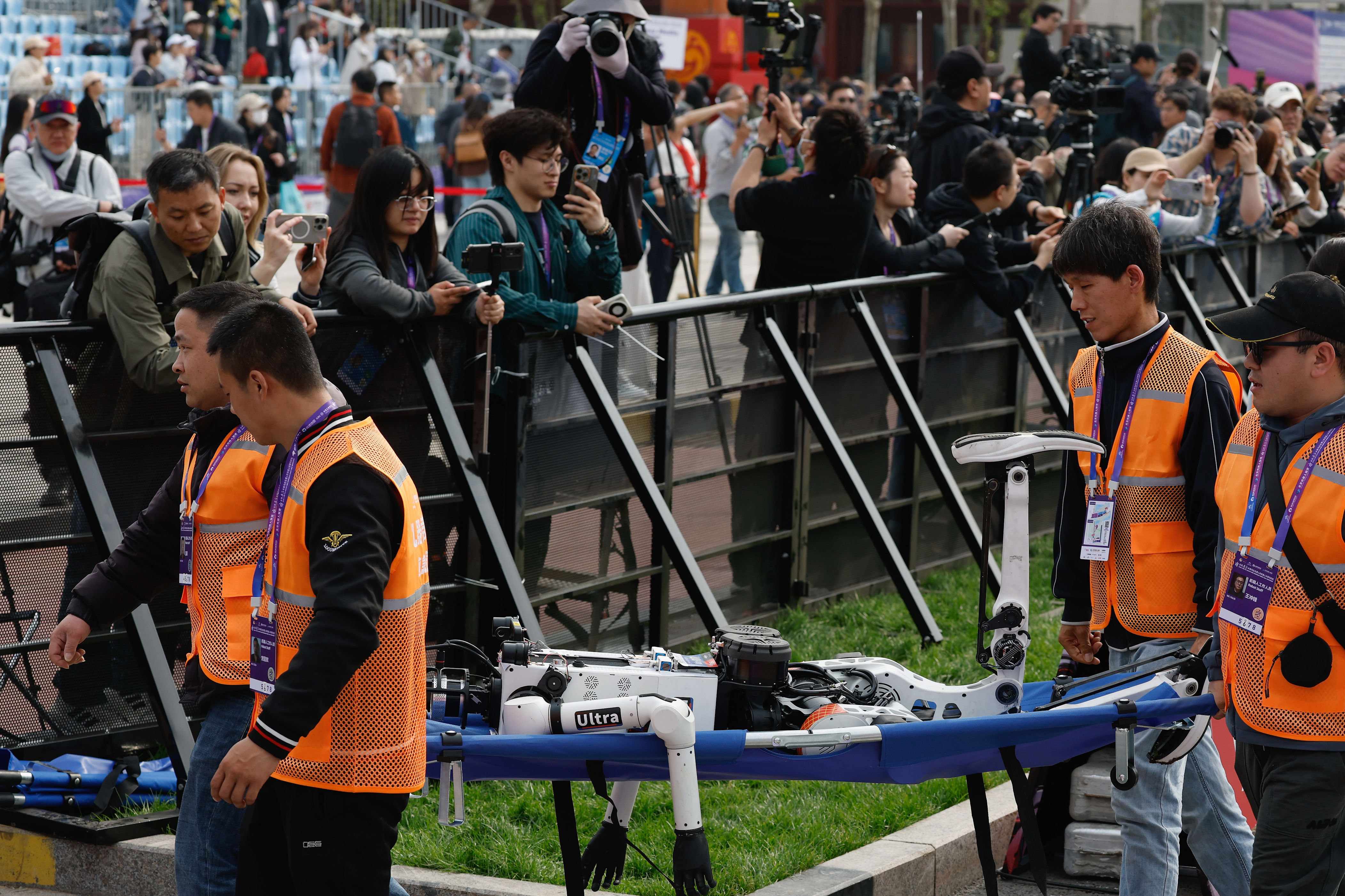 Robot smashes half-marathon world record in Beijing
