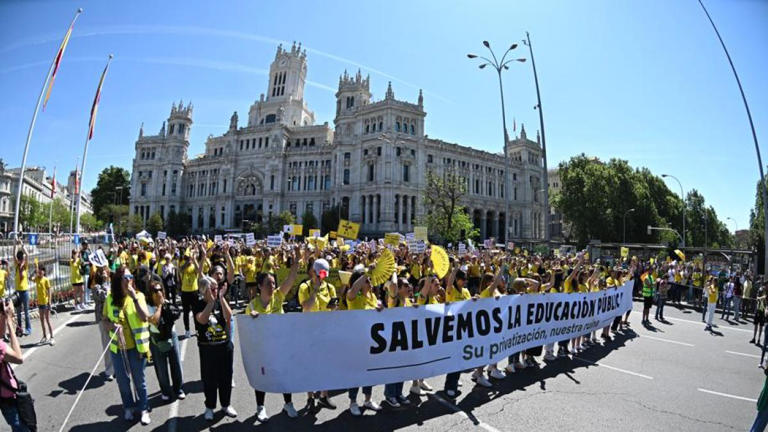 Cientos de personas marchan en Madrid a favor de la educación pública