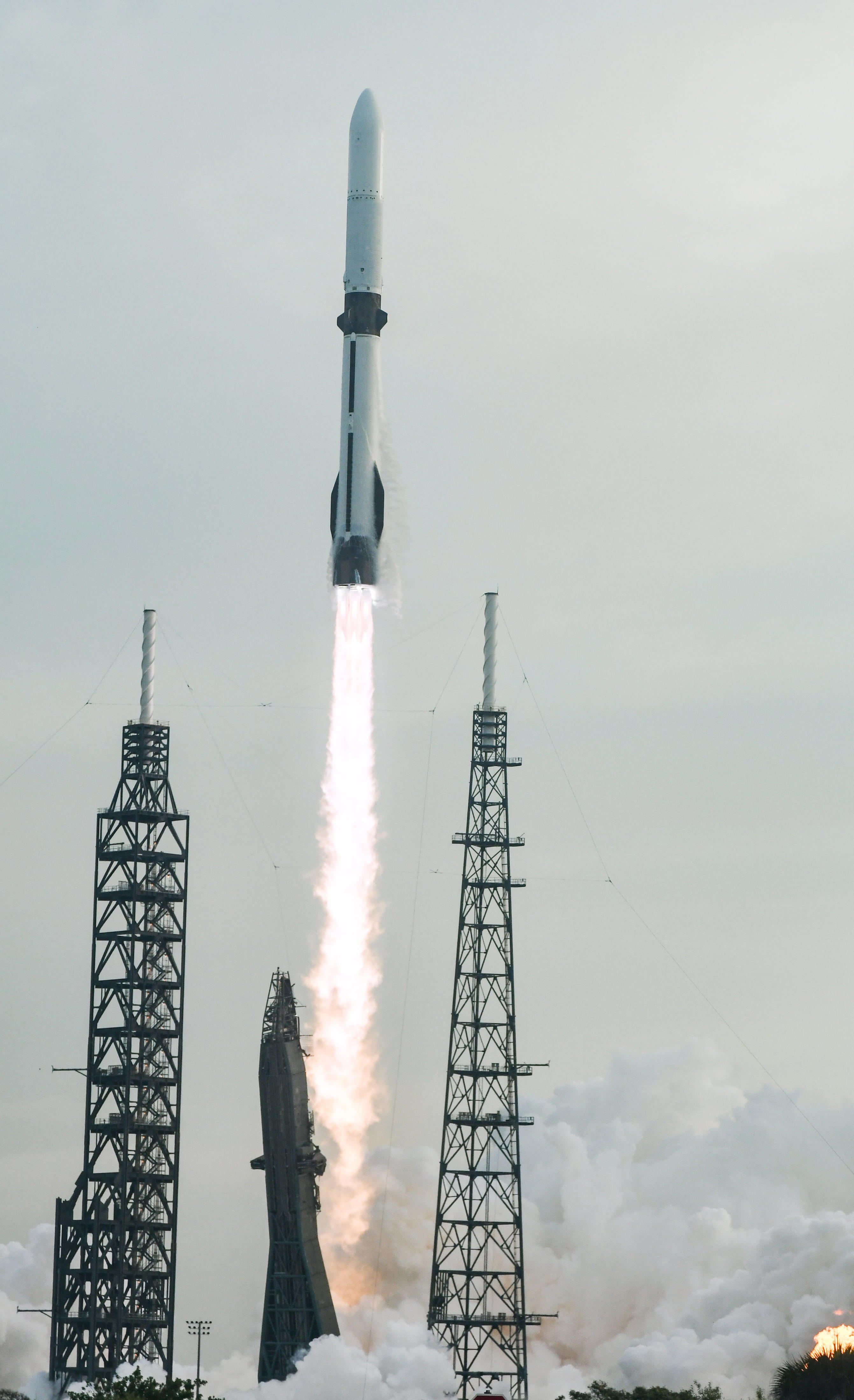 See photos of Blue Origin's New Glenn heavy-lift rocket launch in Florida