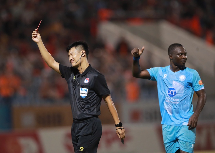 Thủ môn lãnh thẻ đỏ, CLB Đà Nẵng sắp bỏ cuộc chơi