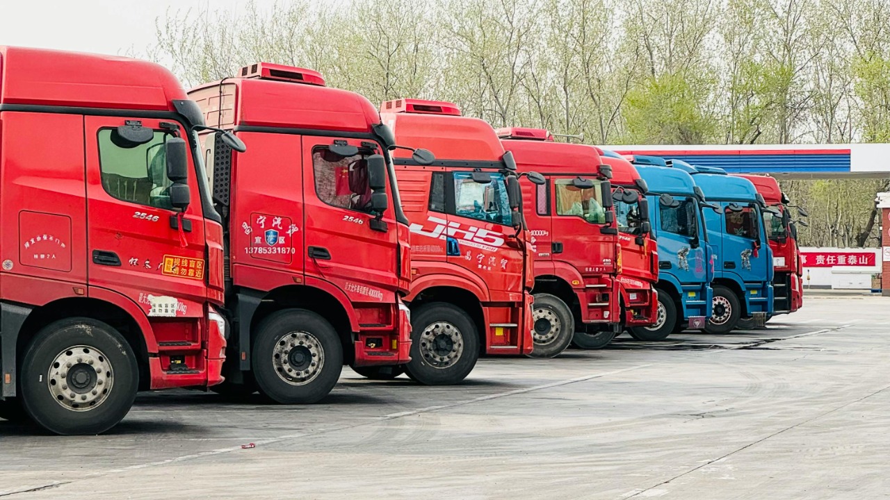 China pushes near-all-electric trucks to cut emissions and oil use