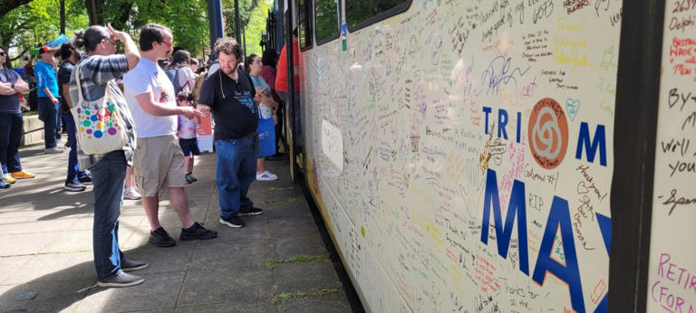 One of TriMet’s original Type 1 MAX trains gets public send-off after ...