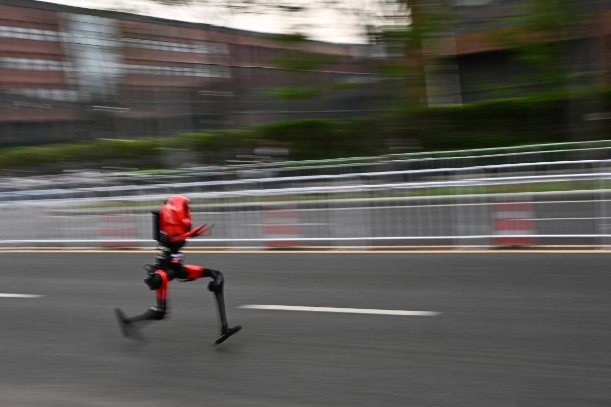 Humans far behind as robot breaks record at Beijing half marathon