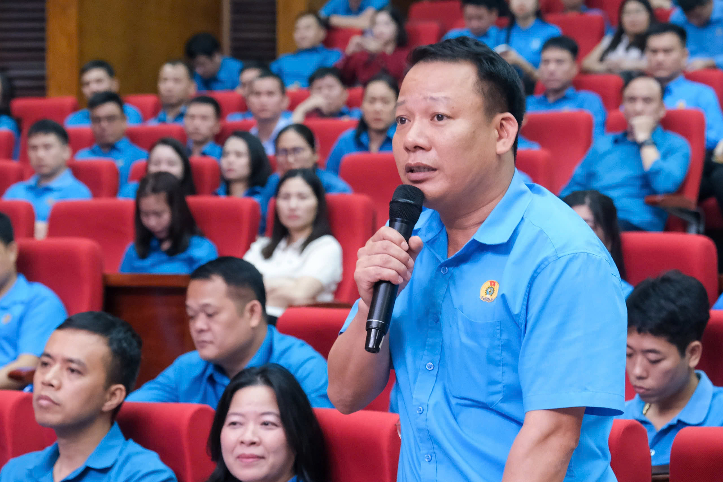 Đề xuất giảm tuổi hưu ngành sản xuất, tăng lương tối thiểu vùng