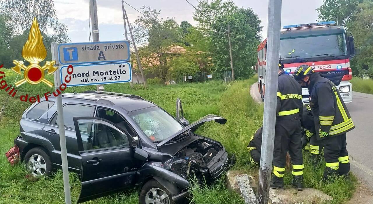 Auto si schianta contro un palo della luce, feriti marito e moglie