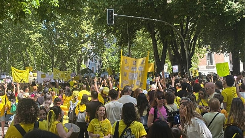 Miles de personas se manifiestan en Madrid en defensa de la educación ...