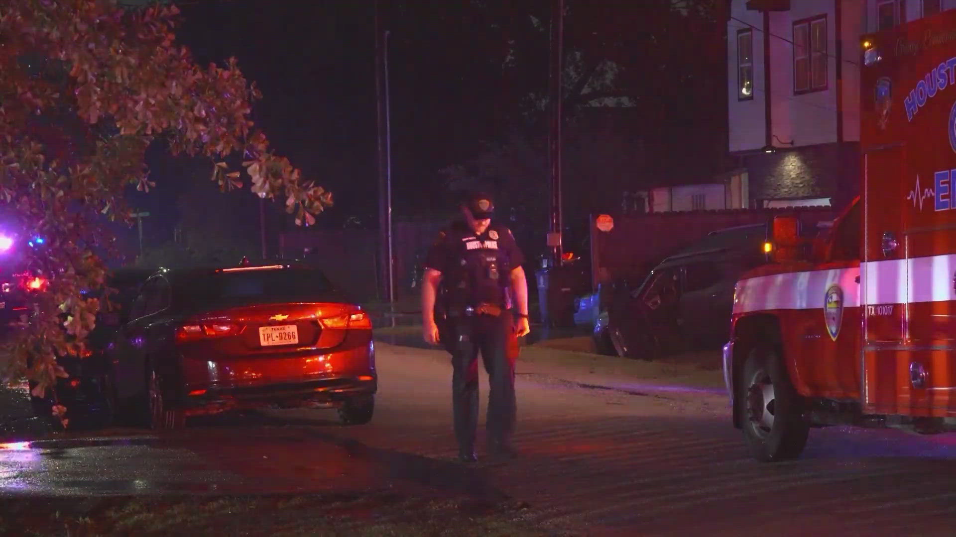 Homeowner shoots suspect in apparent home invasion in northwest Houston ...