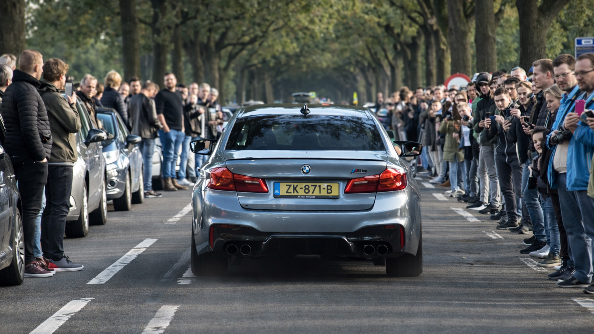 BMW M5 acceleration sound turning heads near the crowd