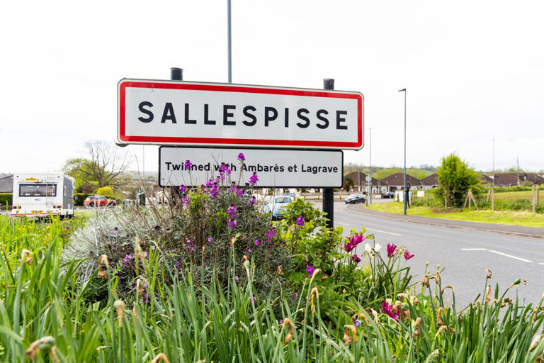 Prankster goes extra mile to swap English road signs with ones nicked ...