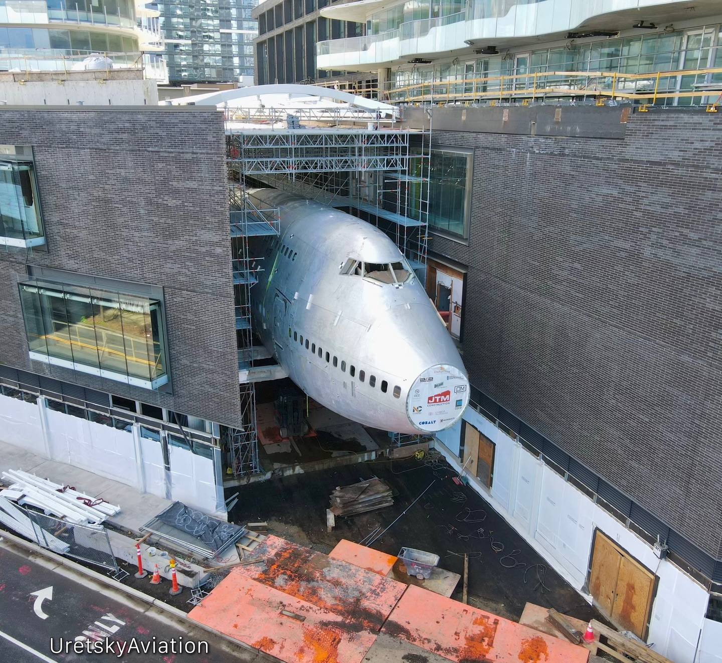 Boeing 747 fuselage suspended between Seattle towers in striking ...