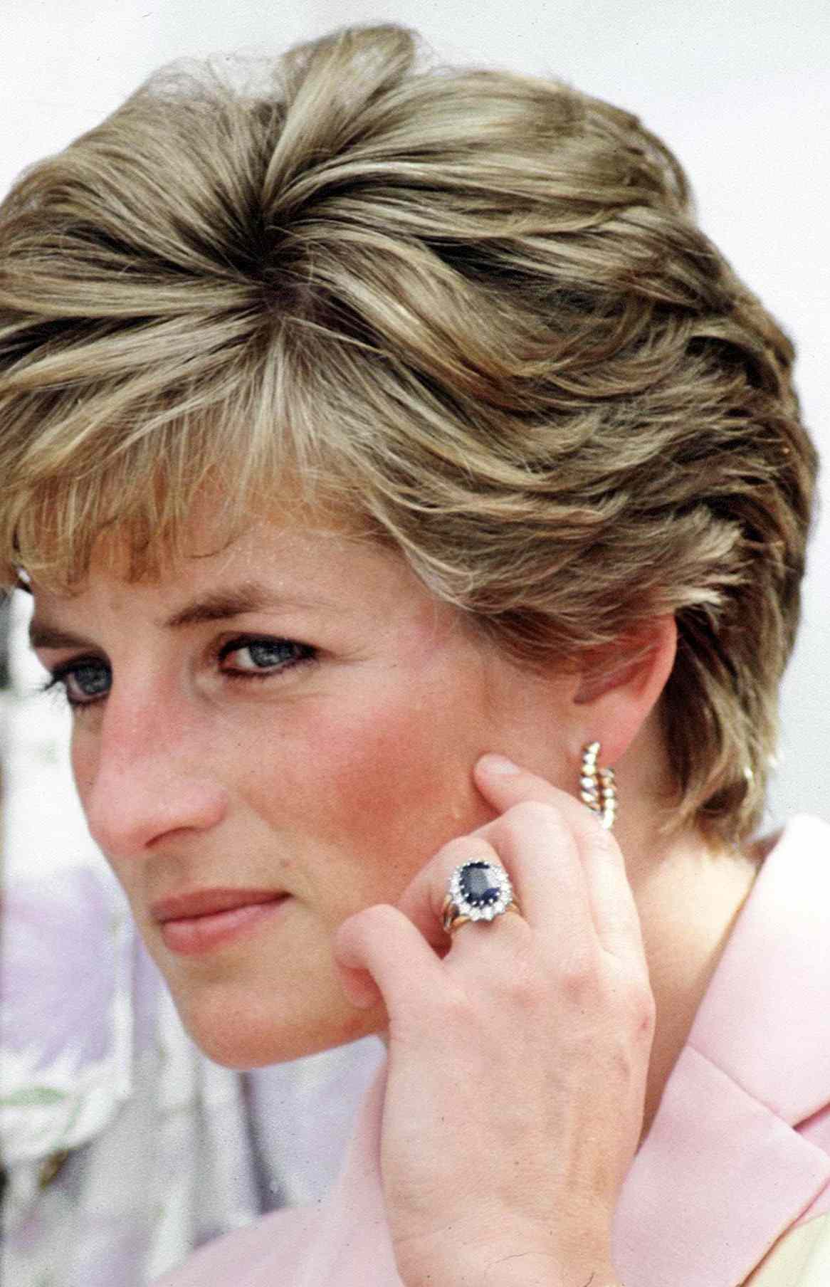 Princess Diana’s iconic sapphire and diamond engagement ring broke ...