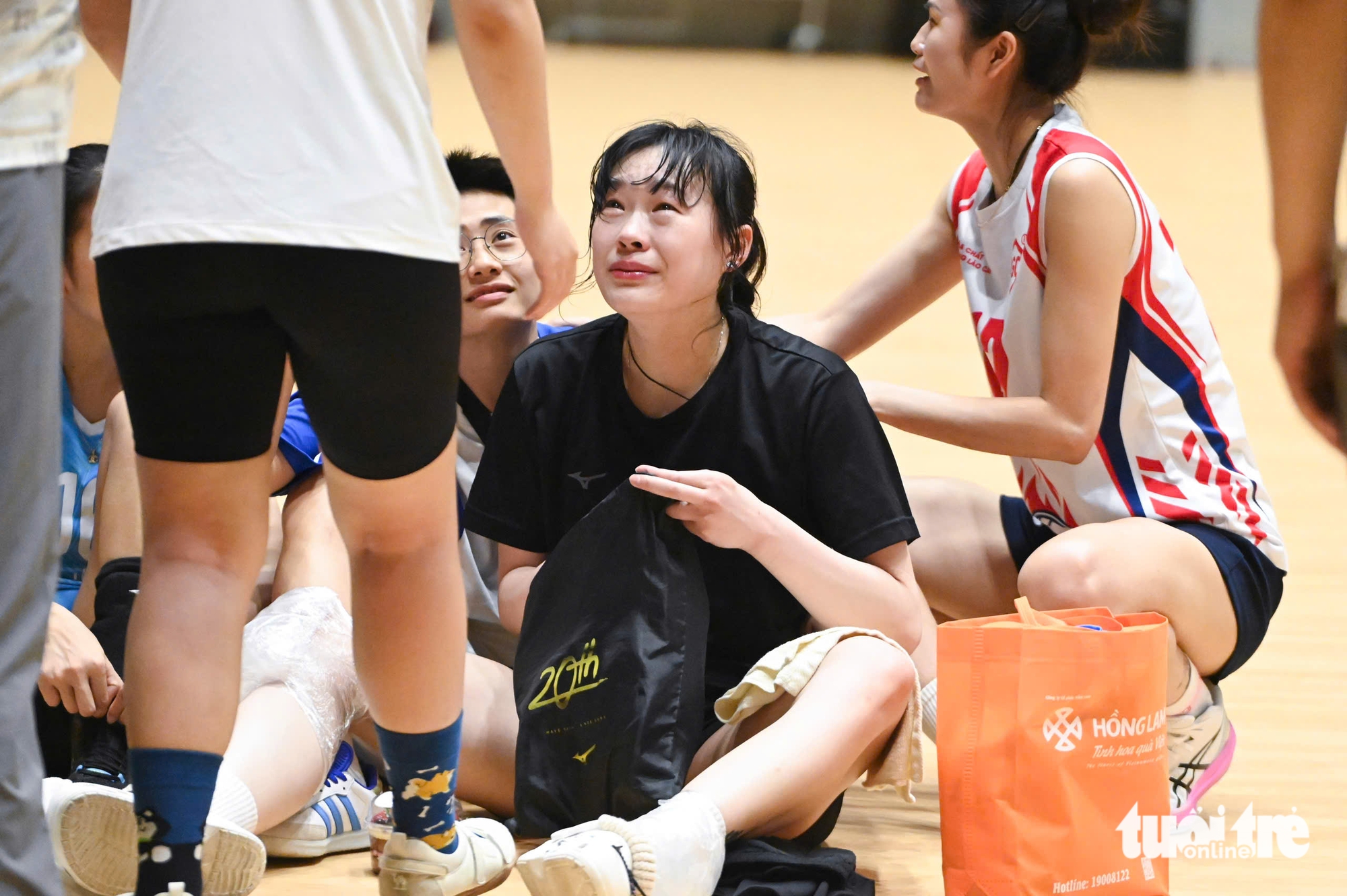 Sao bóng chuyền nữ Trung Quốc khóc nức nở sau trận thua tại Việt Nam
