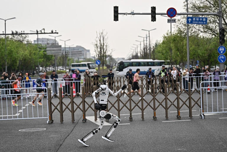 Humans far behind as robot breaks record at Beijing half marathon