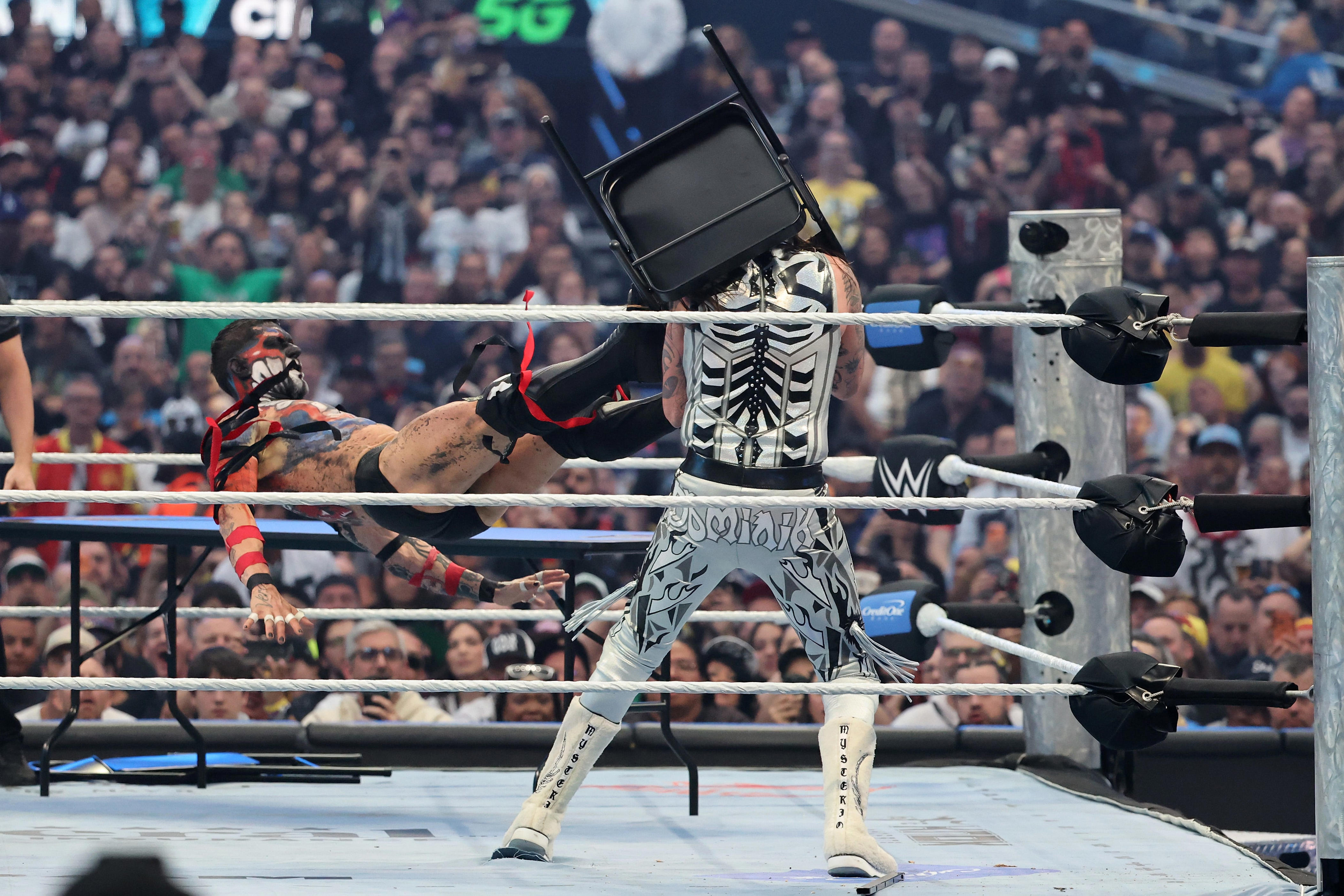 What time is Smackdown today? Where is Friday Night Smackdown tonight