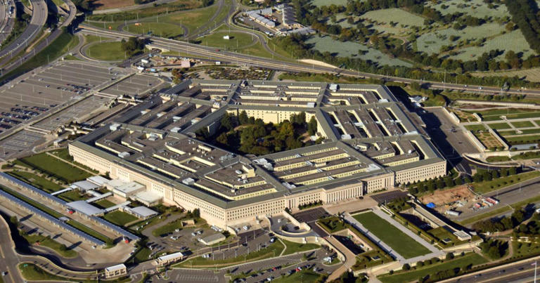 Chronique : Le Pentagone rate la date des OVNIs, Trump promet la vérité ...