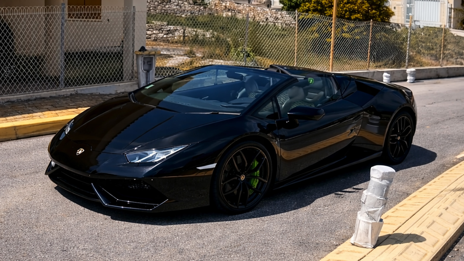 What makes Lamborghini Huracan Spyder so addictive to drive