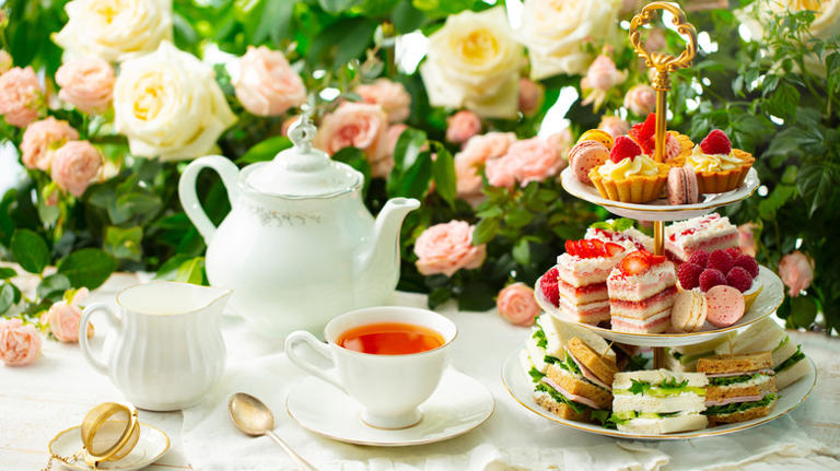 How to transform old plates into an elegant cake stand