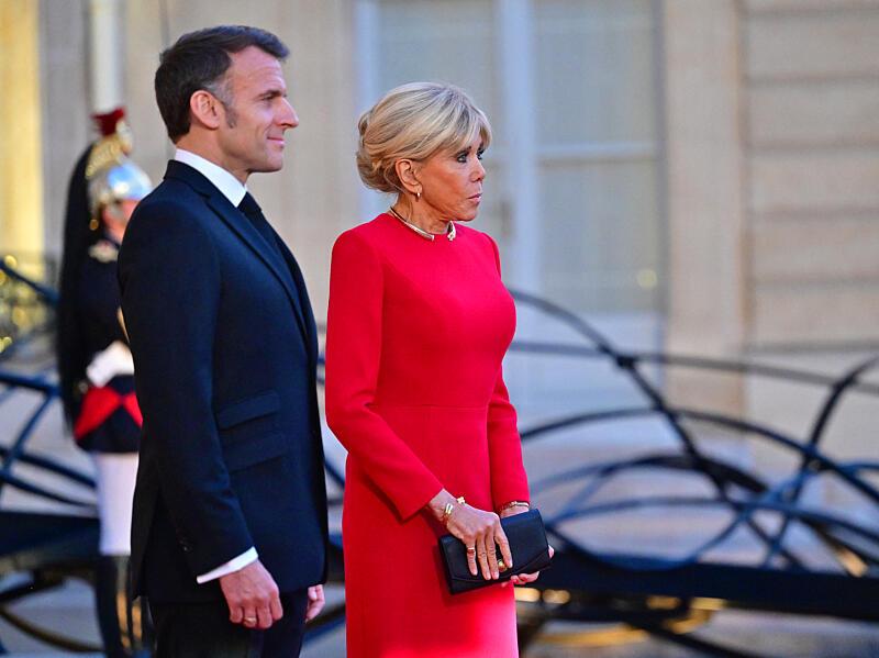 Emmanuel et Brigitte Macron : la balade sur les Champs-Élysées qui ...