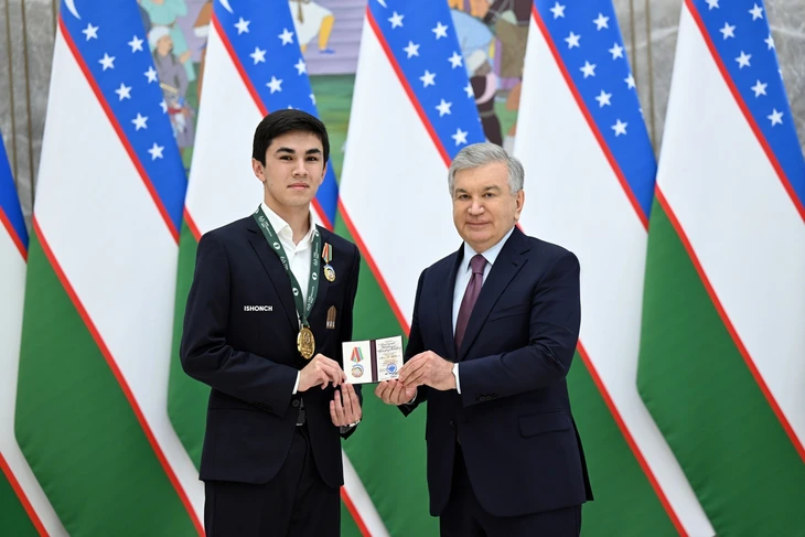 Kỳ thủ 20 tuổi Sindarov (trái) được đích thân Tổng thống Uzbekistan trao tặng huân chương - Ảnh: Uzchess