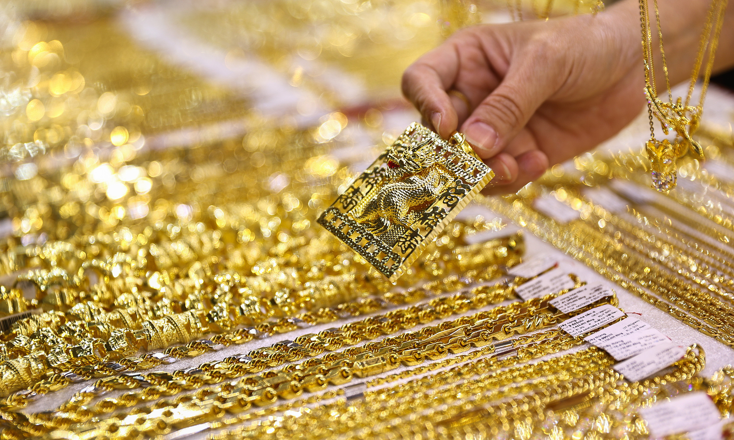 Gold prices drop