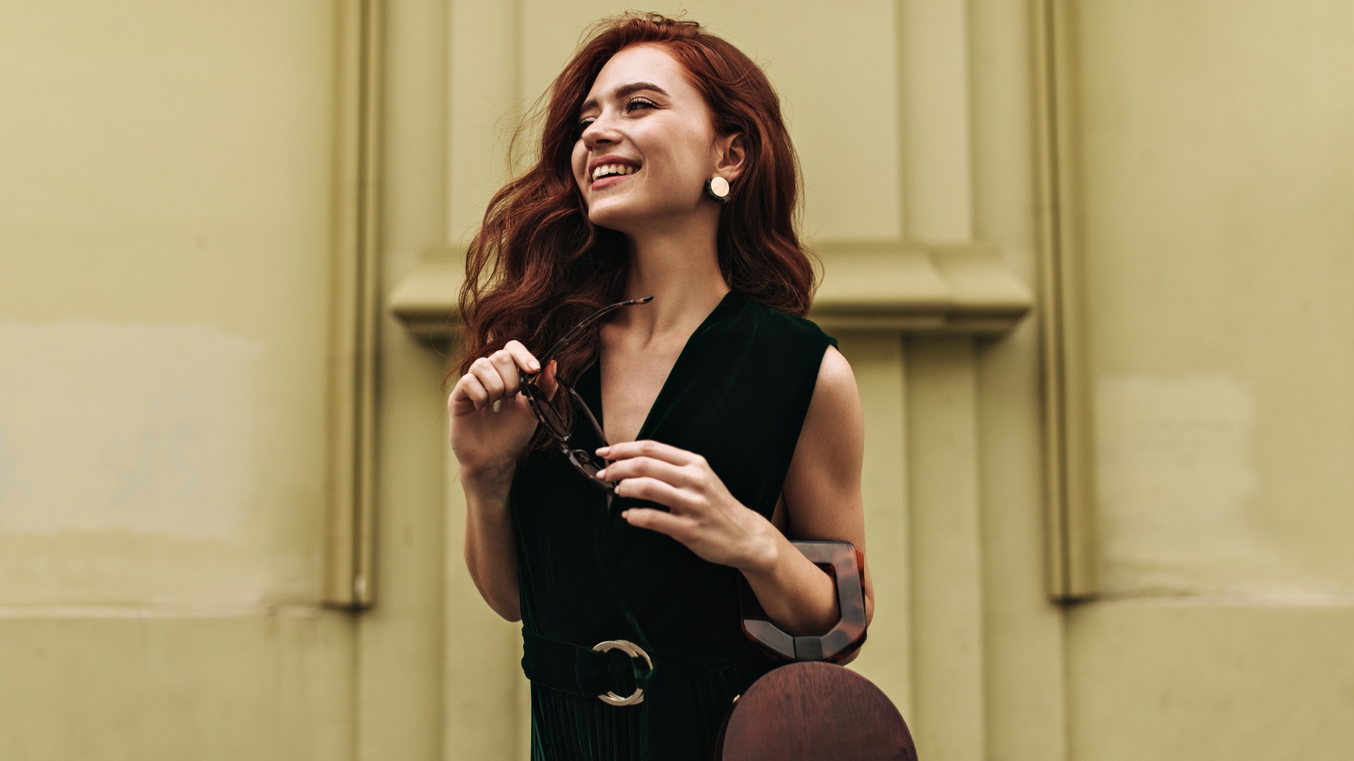 The materials that make an outfit look more elegant