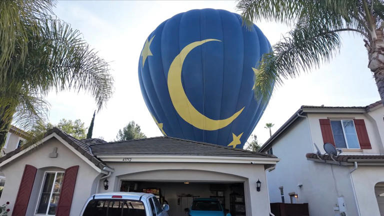 Wild video captures hot air balloon with 13 aboard making emergency ...