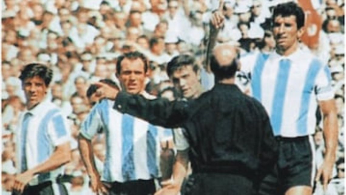 La expulsión de Rattín en 1966: el origen histórico de las tarjetas en ...