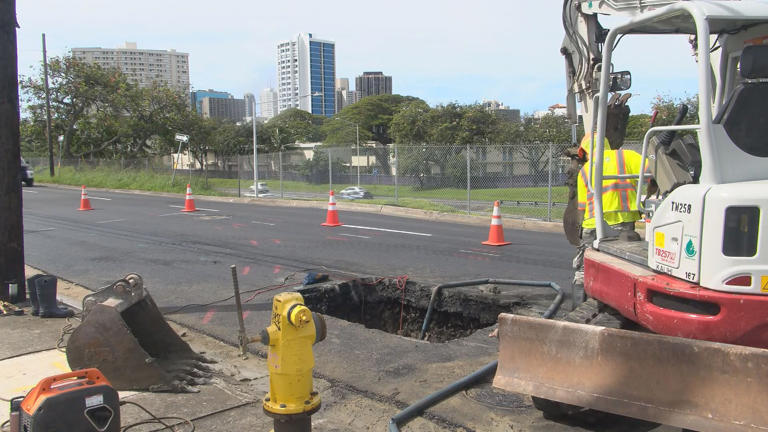 Crews work to repair 8-inch water main break in Liliha