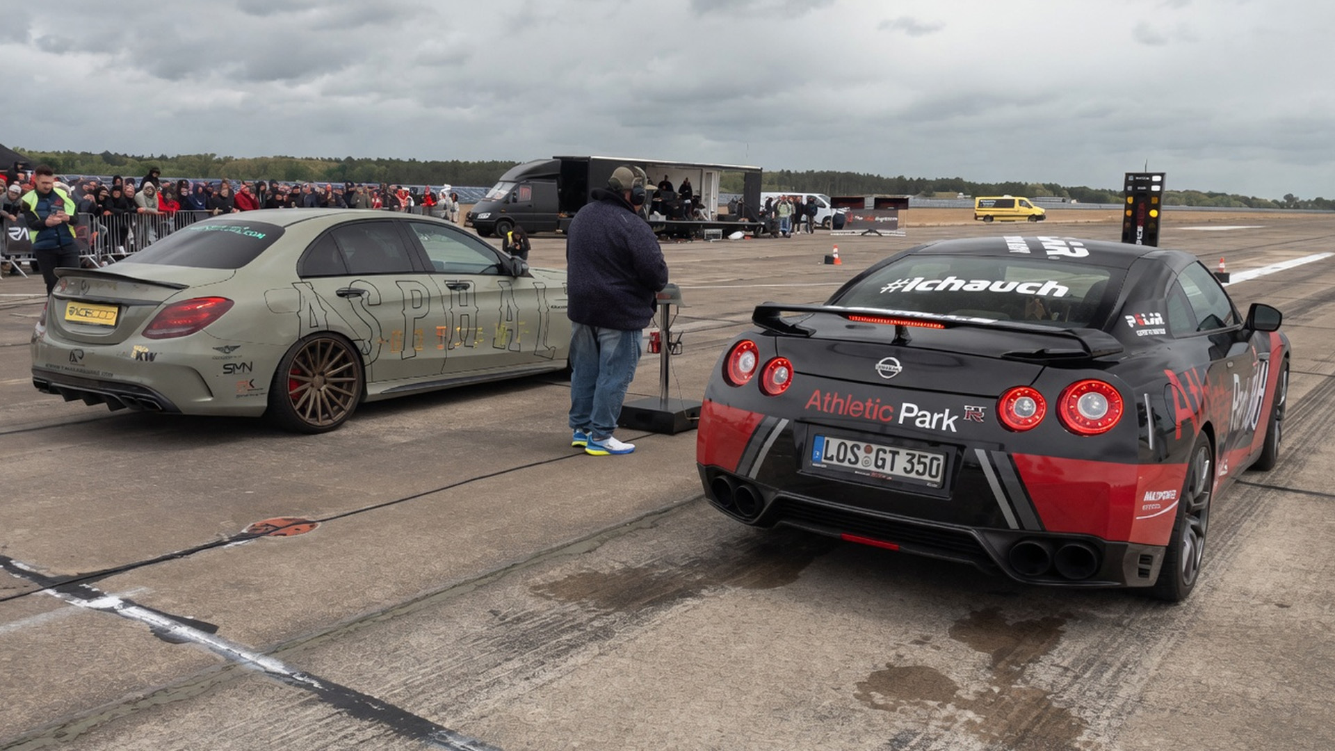 Course de drag intense entre AMG C63S et Nissan GTR