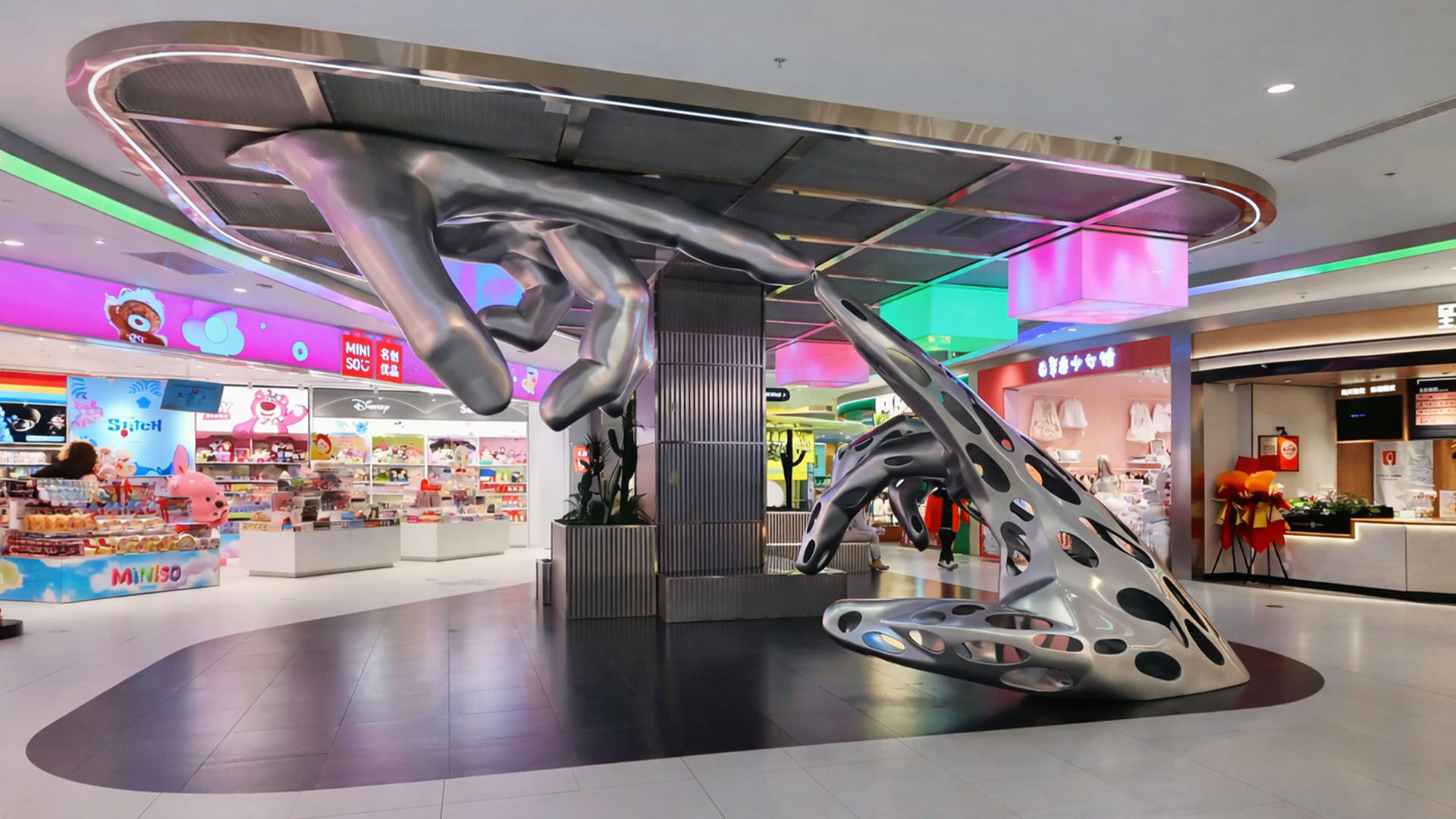 Een gigantische metalen hand die van dit winkelcentrum een galerie maakt